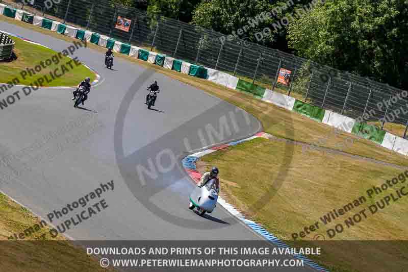 Vintage motorcycle club;eventdigitalimages;mallory park;mallory park trackday photographs;no limits trackdays;peter wileman photography;trackday digital images;trackday photos;vmcc festival 1000 bikes photographs